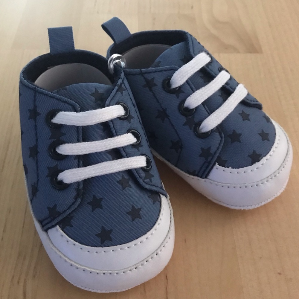 Blue star crib sneakers NWOT